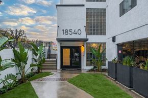 Northridge apartment for rent - Entry